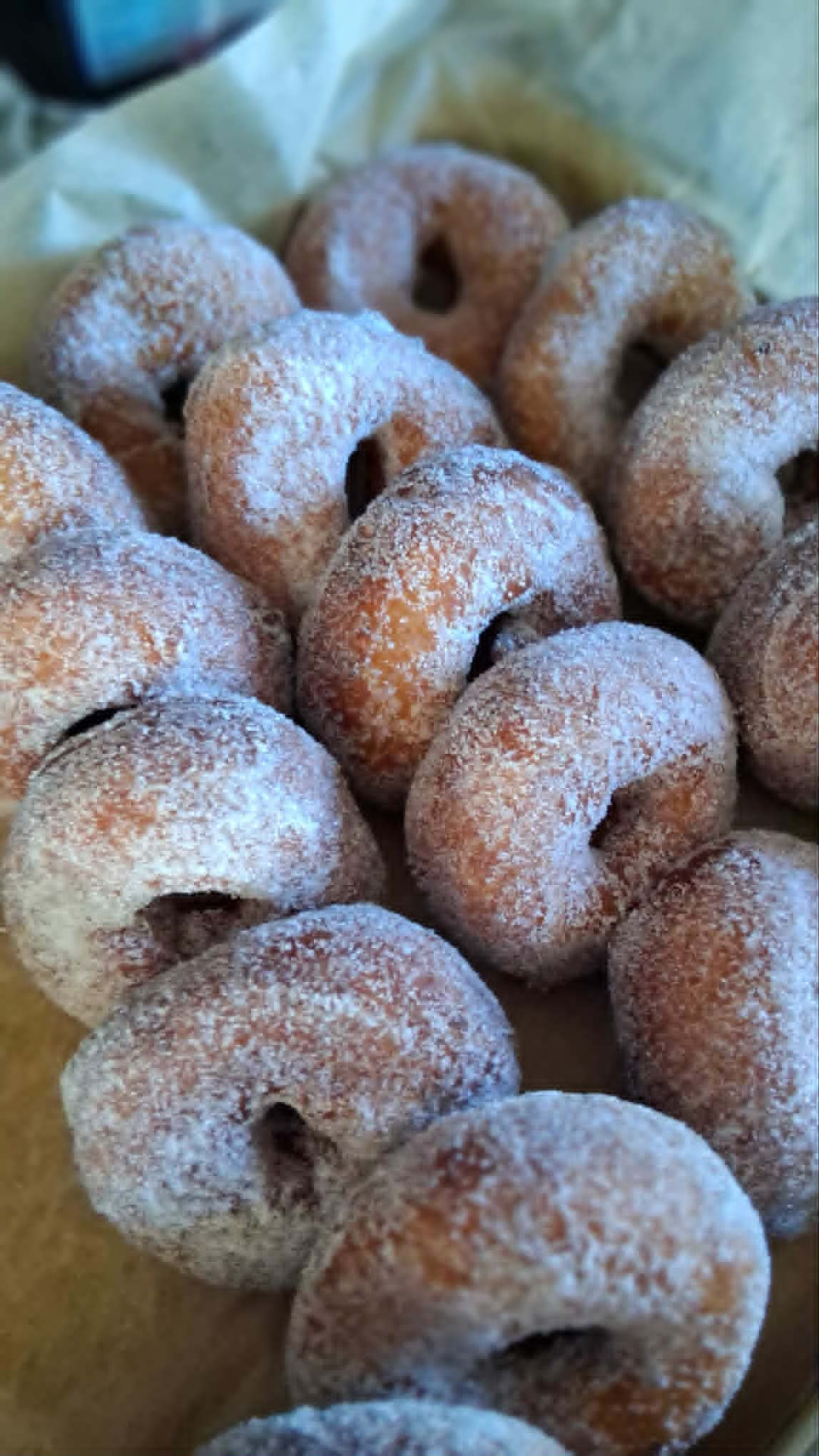 Sokeroituja voisilmäpullia